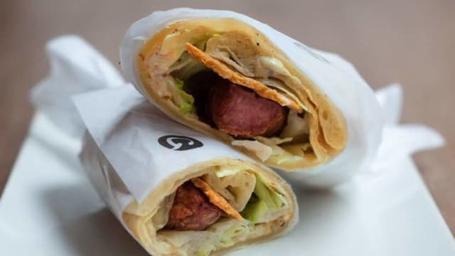 L'Auvergnat à la saucisse au couteau traditionnelle d'Auvergne et tuiles de cantal