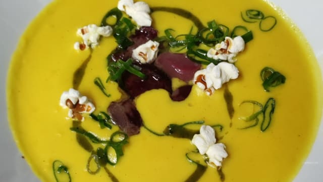 Velouté de maïs, magret séché et gésiers confits