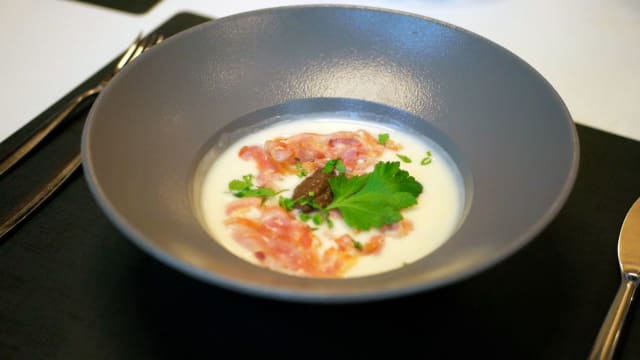 Velouté de panais, pancetta et crème de truffe
