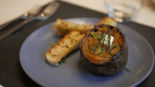 Aubergine à la grecque, pain à l'origan