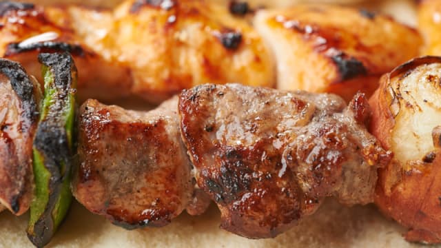 Brochette d'agneau de lait de l'Aveyron marinée et grillée au feu de bois