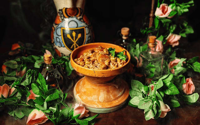 🏰 Sous les voûtes des Caves Saint-Sabin, la Taverne Médiévale vous convie à un festin digne d’antan ! 🍖 Jarret rôti au miel des alchimistes, poularde à la ribaude, fèves mijotées, cueillette des sous-bois, planches gourmandes et douceurs fondantes… 🍷✨ Entre saveurs authentiques, décors médiévaux et ambiance immersive, partagez une ripaille royale comme aux grandes tablées du Moyen Âge. ⚔️