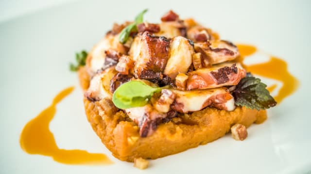 Pulpo a la parrilla con patatas revolcona