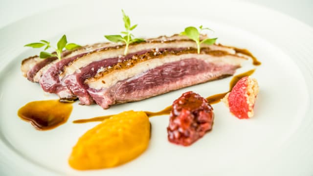 Pechuga de pato crujiente con puré de boniato, agridulce de tomate y pomelo