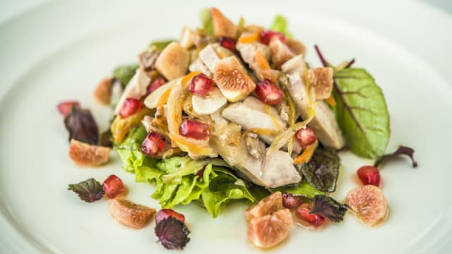 Ensalada de perdiz en ligero escabeche con frutos de temporada