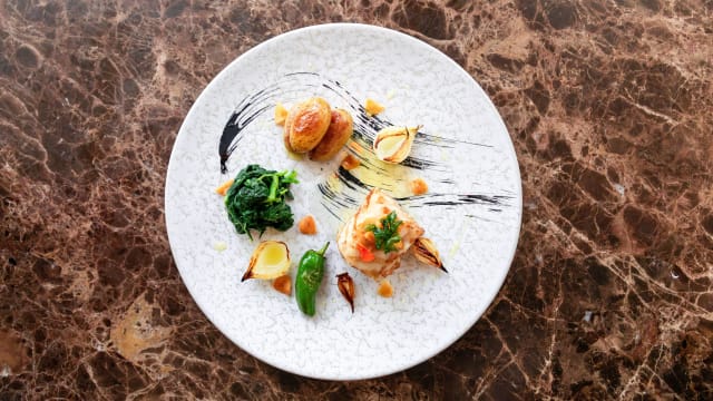 Bacalhau assado com azeite, batatas e pimentos padrón