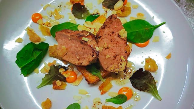 Filetto di maiale su tortino di polenta con mandorlee cotenna fritta