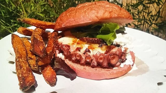 Panino con polpo e stracciatella affumicata