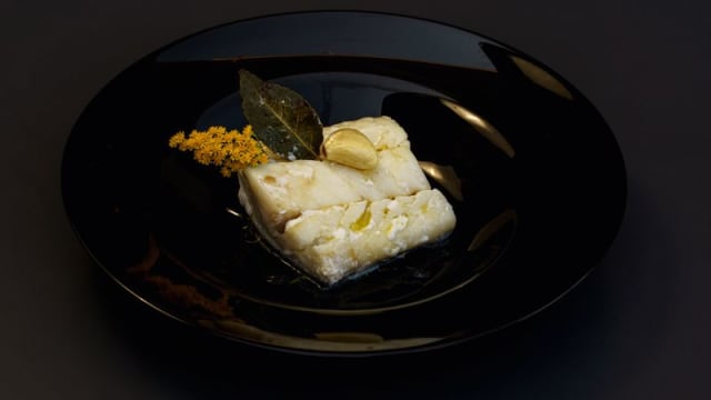 Lomo de bacalao confitado al aroma de ajo y laurel del Restaurante Somallao Rivas