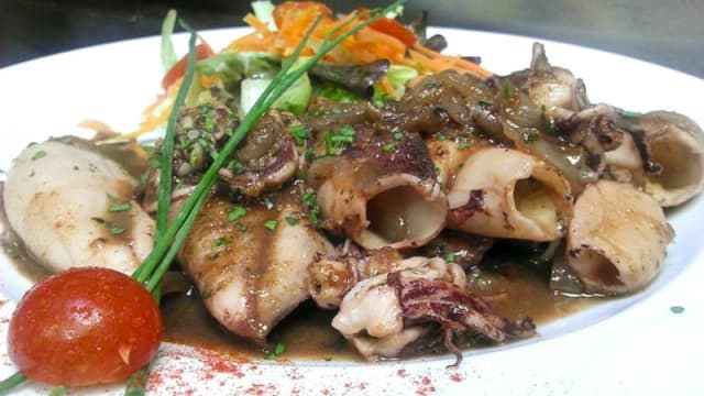 Txipirones encebollados al vino de txacolí ....