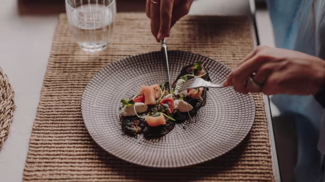Verduras a la parrilla con reducción de balsámico, melón dulce y microgreens.