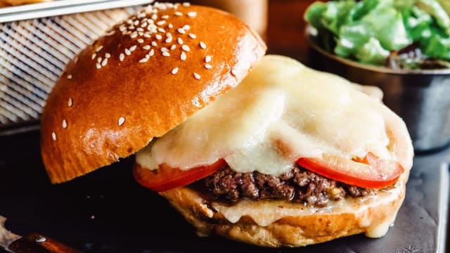 Felcice Burger: viande Salers hachée minute et cantal au lait cru