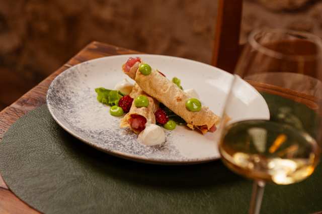 Cannolo di Carasau con tartare di tonno, mayo al prezzemolo, crema di caprino e insalata riccia