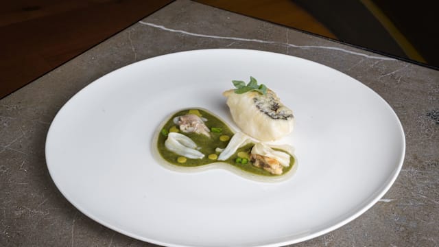 Merluza de anzuelo frita, salsa verde de algas y frutos del mar