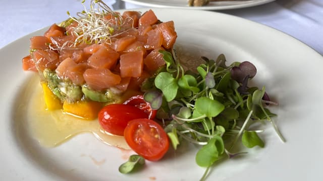 Tartar de salmón con aguacate y mango