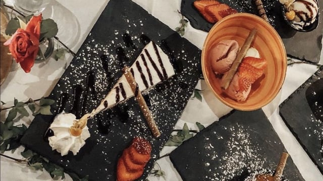Vår hemgjorda cheescake med björnbärssylt