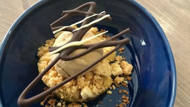 Crumble aux pommes et glace au caramel