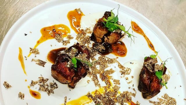 Pluma di Maiale Iberico, Ricci di Mare e Burrata