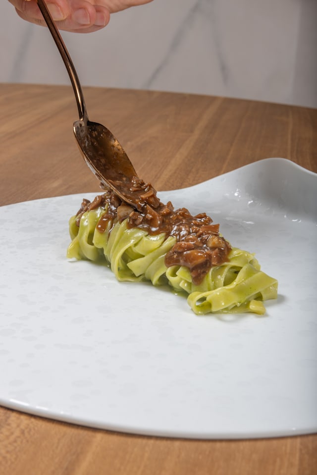 tagliatella fatta in casa, sfilacci d’agnello, fondo d’agnello, burro all’aneto