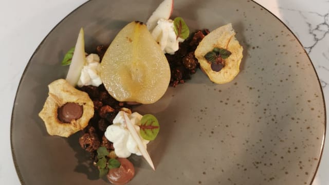 Poire du verger d'Houlbec, pochée au cidre de chez Coquerel