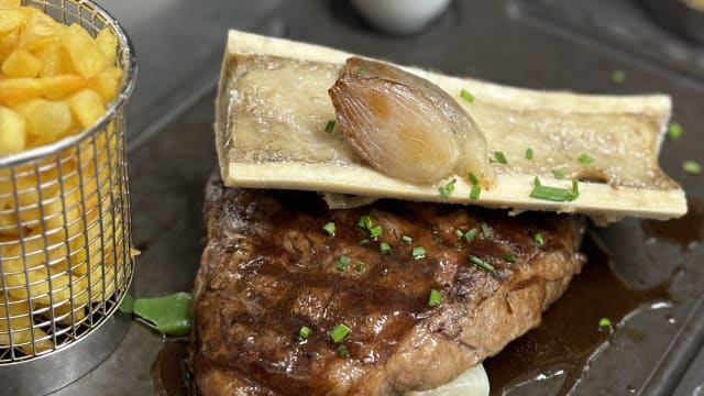Entrecôte parisienne à la sauve bordelaise et son os à moelle, frites maison et légume croquants, échalote confite 