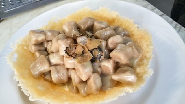 Gnocchi di castagne al tartufo nero