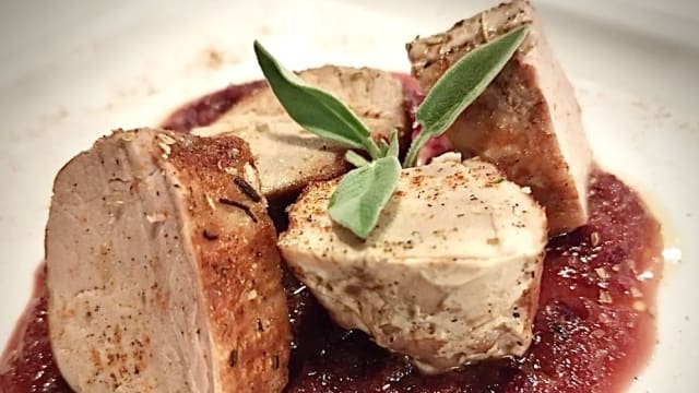Filetto di maiale cotto a bassa temperatura, su salsa di cipolla di Tropea caramellata 