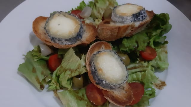 Salade de chèvre chaud