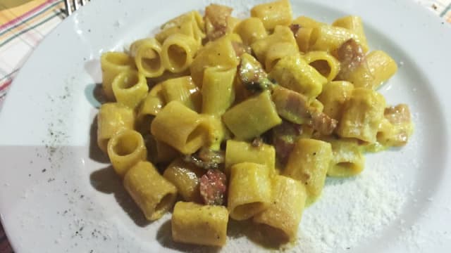 Mezze maniche fatte in casa alla gricia