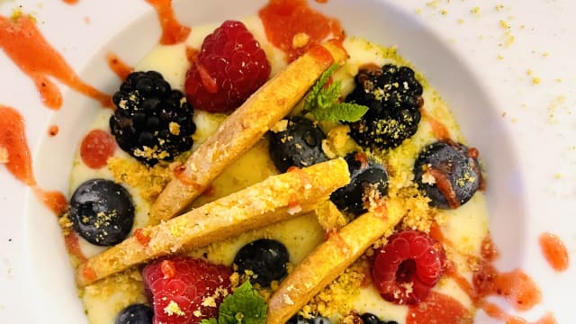 Scomposta Con Frolla Salata Crema Pasticcera Coulis Di Fragole E Frutti Rossi Freschi