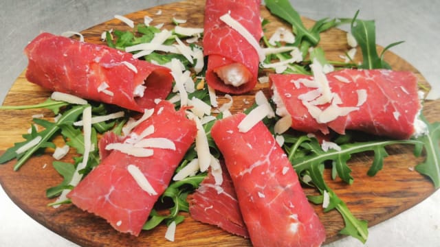 Involtino di bresaula con ripieno di ricotta dei Monti lattari con grana di parmigiano , su letto di rucola