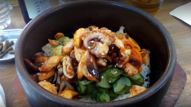 NAKJI BIBIMBAP : Bibimbap avec poulpe en marinade de piment, parfumé à l'huile de sésame
