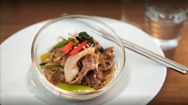 JAPCHAE : Poêlée d'émincés de boeuf et de légumes avec fines nouilles transparentes.
