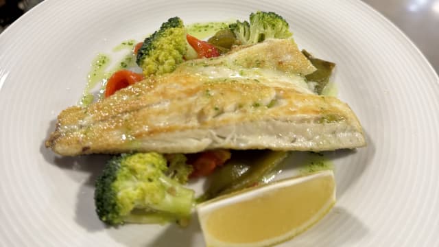 Lubina ala plancha con chop-suey de verduras y limon