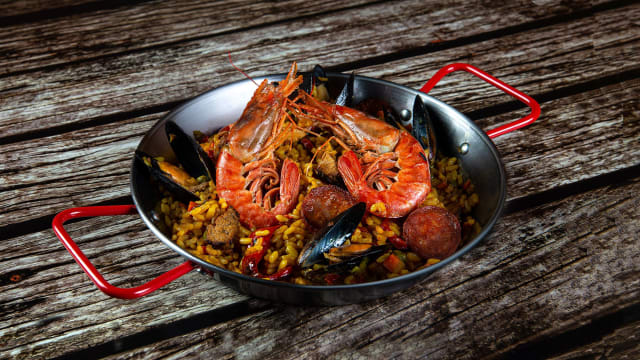 Paella Messicana con riso, gamberoni, cozze, pollo e peperoni