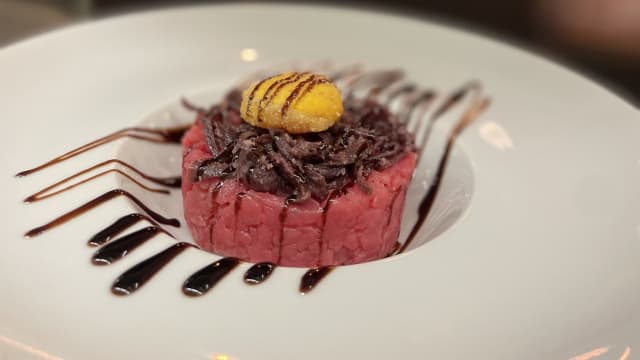 Tartare di manzo con tuorlo fritto cipolle caramellate e glassa di balsamico 