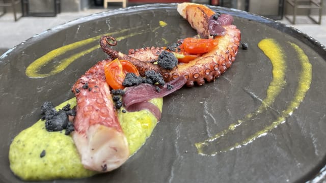 Polpo arrosto su crema di zucchine e crumble al nero di seppia 