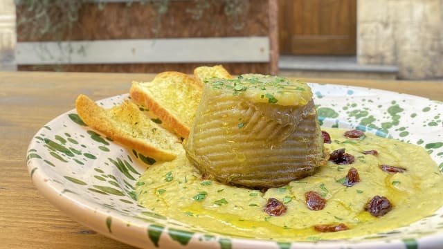 CICO: Sformatino di cicoria selvatica, patate e uvetta su crema di fave