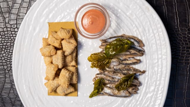 Alici marinate all'aceto di lamponi accompagnate da pizza fritta cresciuta, maionese pomodoro e basilico