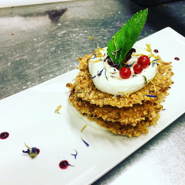 Millefoglie con frutti di bosco freschi