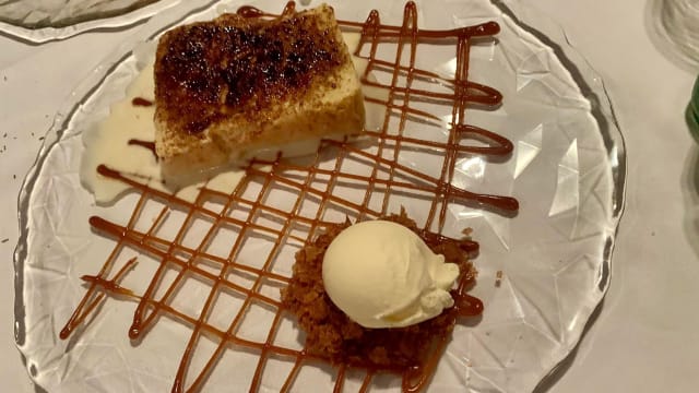 TORRIJA de Brioche con chocolate blanco y coulis de toffee