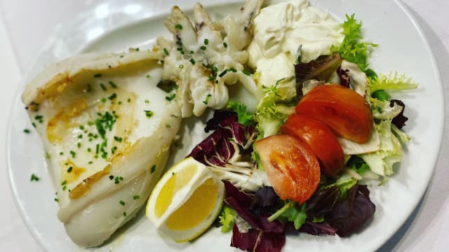 SEPIA A LA PLANCHA CON MAJADA DE AJO Y PEREJIL