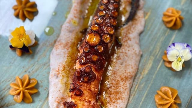 Pulpo a la brasa con aceite de pimentón y parmentier de violeta