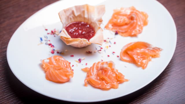 Salmone marinato all'aneto con confettura di fragole