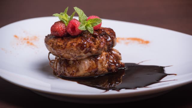 Filetto di vitello con riduzione di aceto balsamico e frutti di bosco