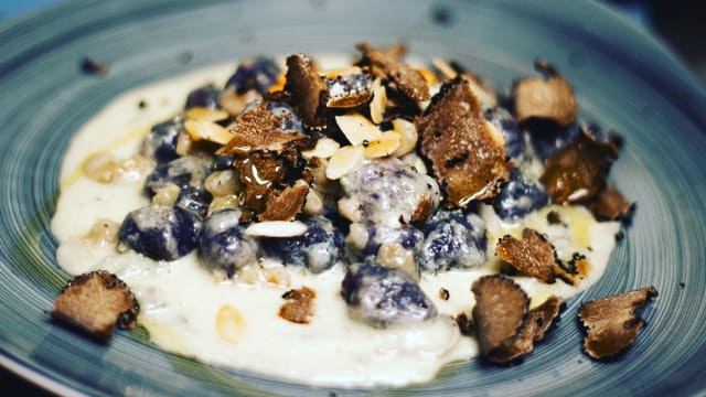Gnocchetti di patate viola, gorgonzola e tartufo