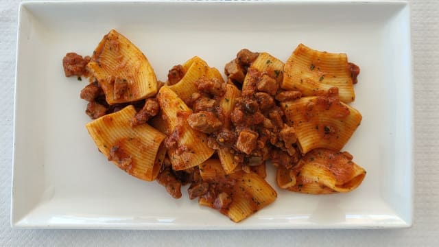 Paccheri con sugo di tonno fresco e olive taggiasche