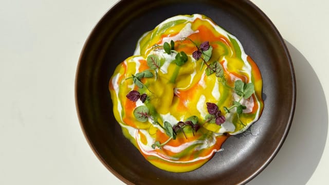 Ravioli ripieni di scamorza e melenzane, salsa allo zafferano, pomodoro giallo e rosso, fonduta di pecorino