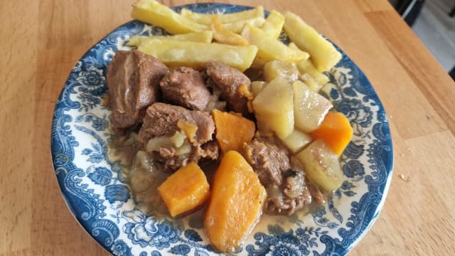 Guiso de carne de ciervo en frutas