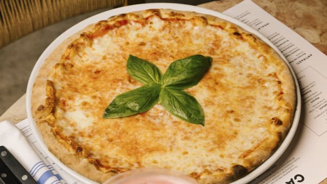 Pizza Margherita com tomate, mozzarella fiordilatte e manjericão